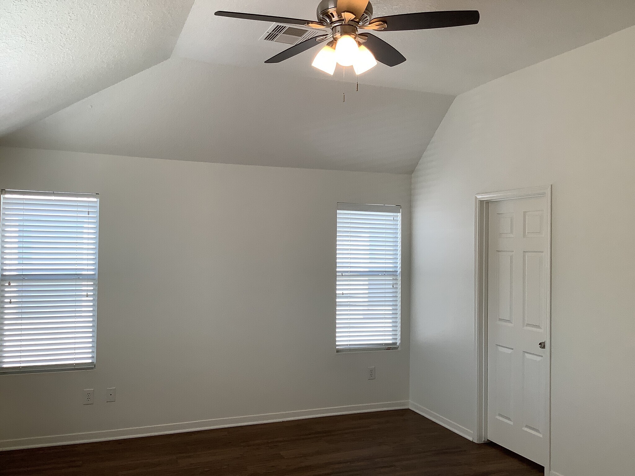 Building Photo - 16977 Scenic Knoll