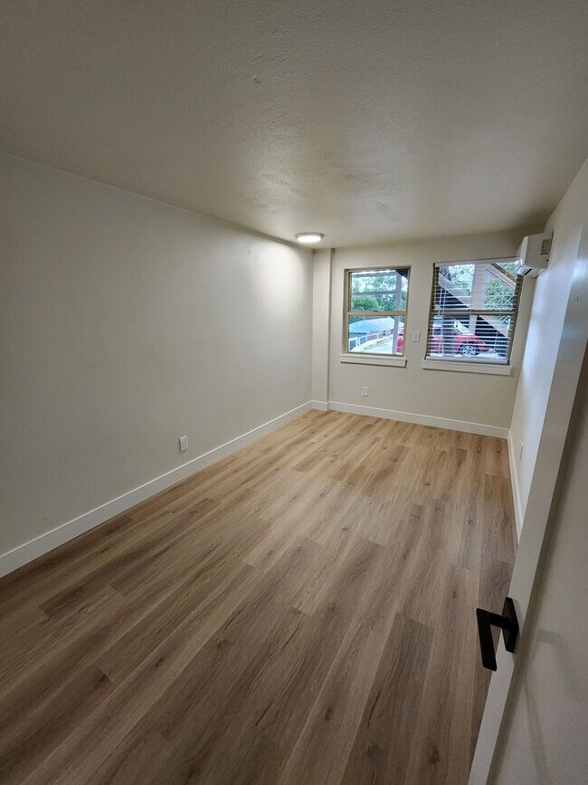 Building Photo - Gorgeous Remodeled 3 bed 2.5 bath in West ...