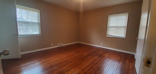 Building Photo - Roselawn