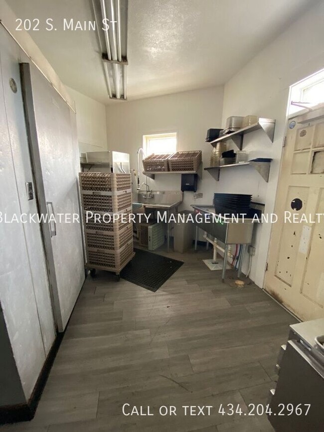 Building Photo - 202 S Main St