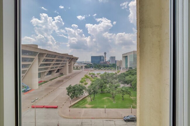 Building Photo - 500 S Ervay St