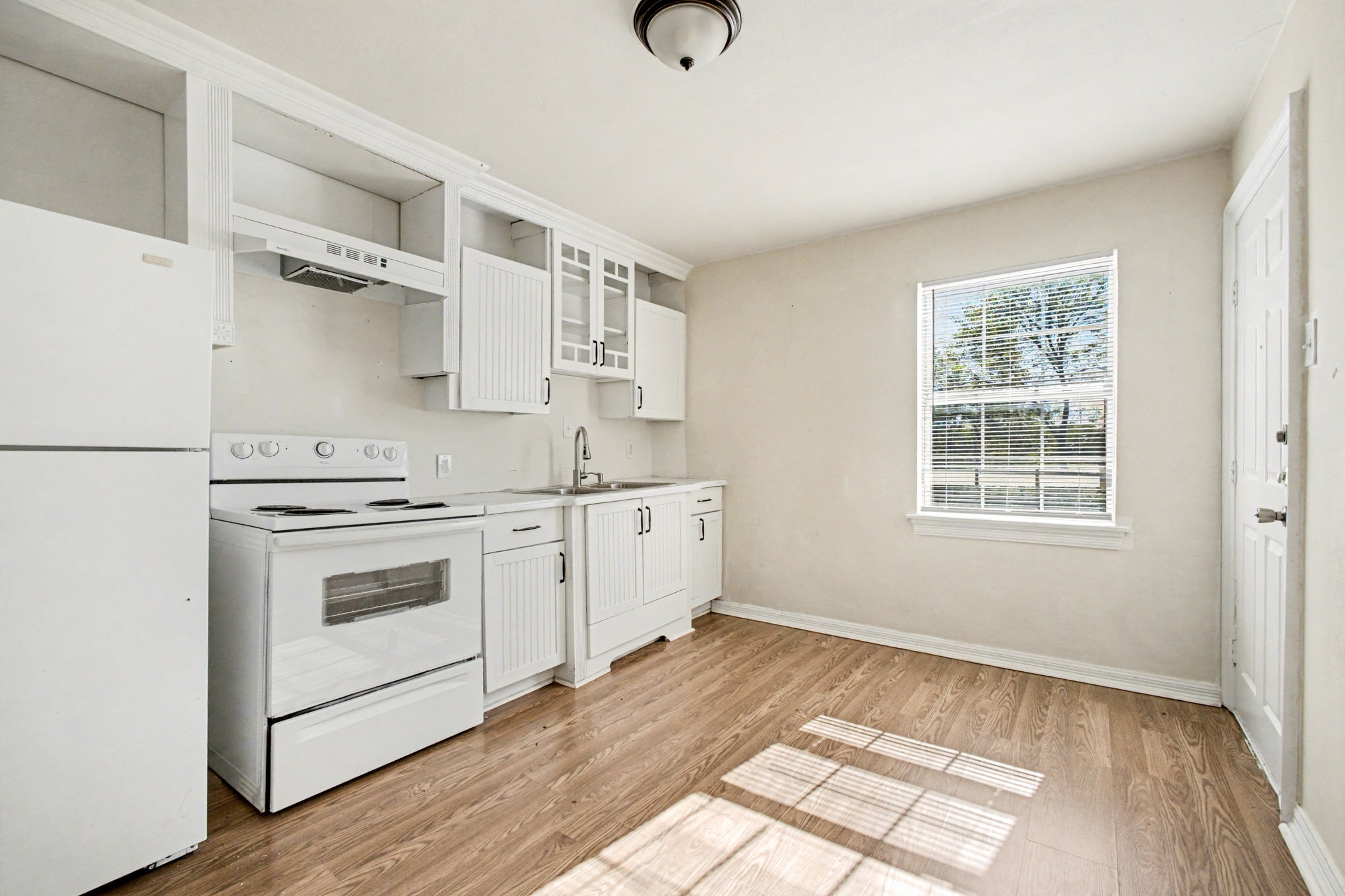 Building Photo - 2216 Riverview Dr