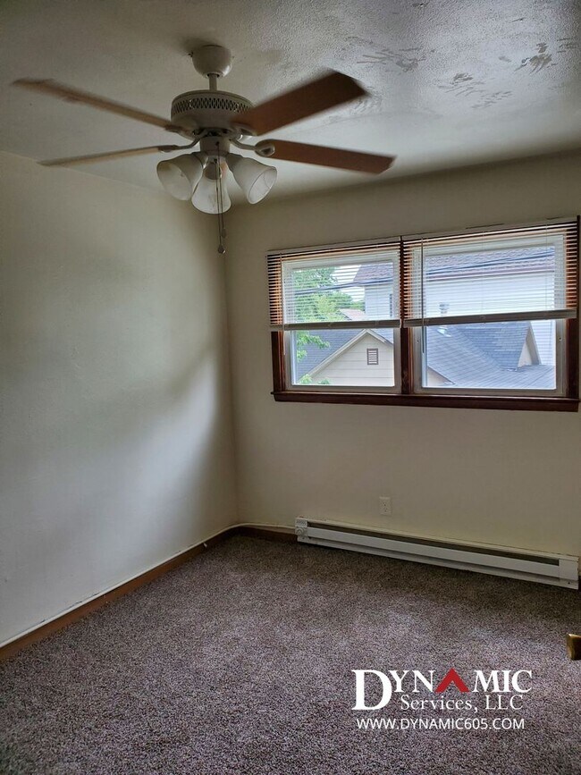 Building Photo - Upper Level 1BD/1BA Apartment - Tenant Pay...