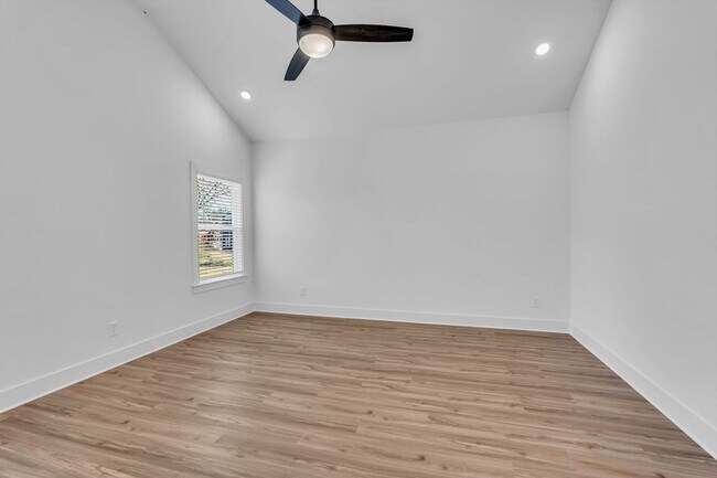 Building Photo - Modern Living in West Nashville