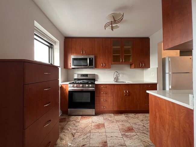 Building Photo - 2333 Hudson Terrace