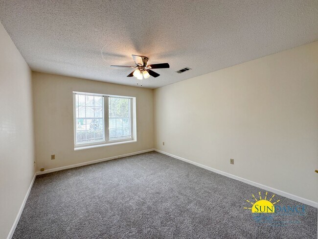 Building Photo - Adorable 2 Bedroom with New Flooring in FWB!