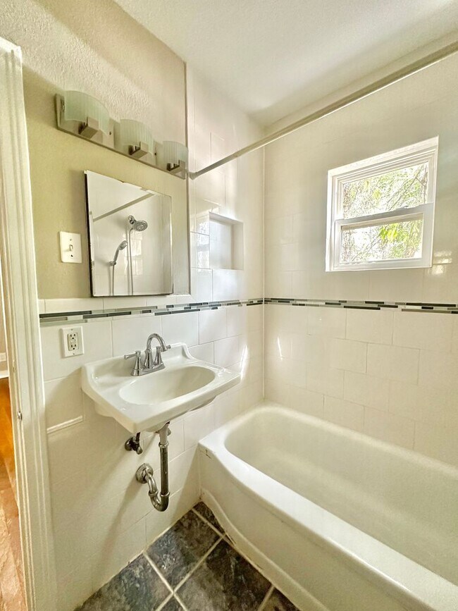 Building Photo - 2 Bed/1 Bath in Austin, TX