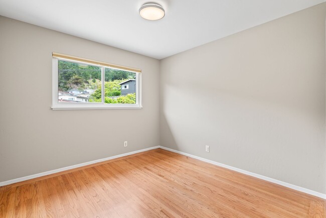 Building Photo - Coastal Charm in Linda Mar - Spacious Home...