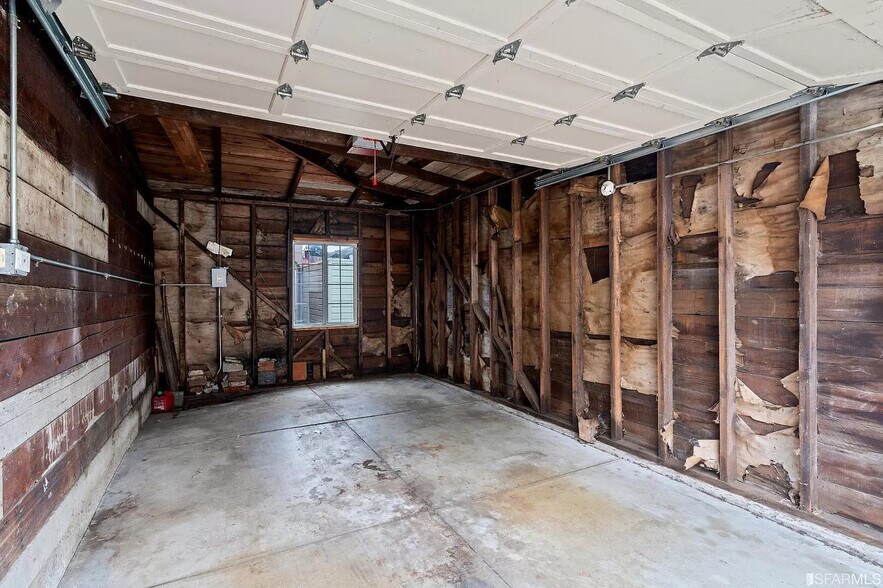 Building Photo - 109 Caselli Ave
