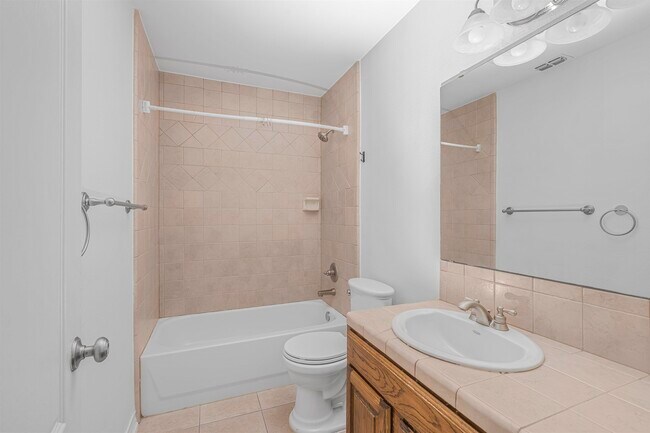 Building Photo - 3814 Sandcliff Dr