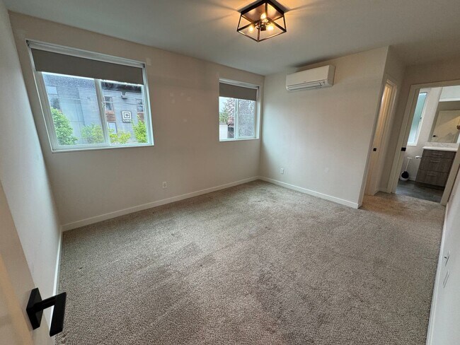 Building Photo - 2bd/1.75bs Seattle Townhome