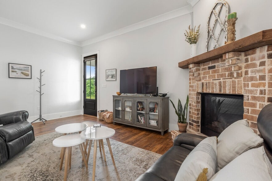 Building Photo - 164 Markham Dr