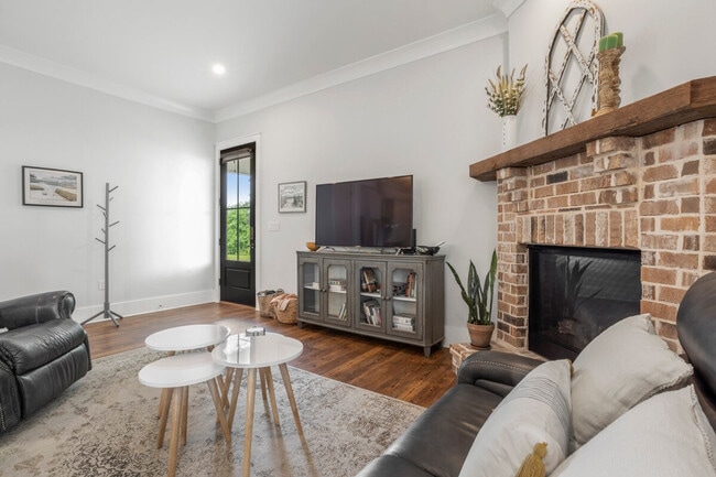 Building Photo - 164 Markham Dr