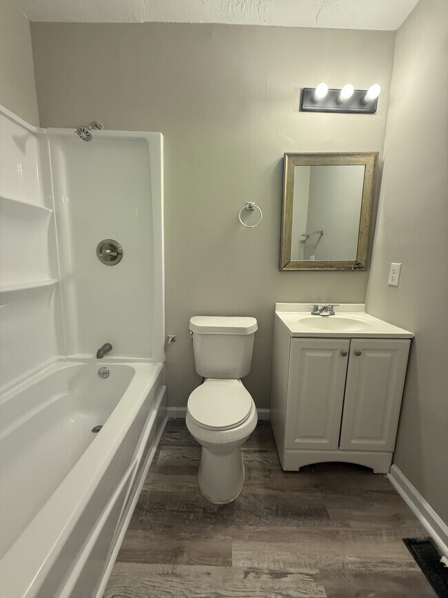 Building Photo - 913 Daniel Cir