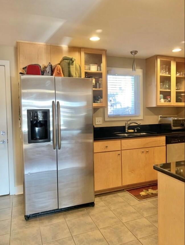 Building Photo - 2 BEDROOM 2.5 BATH TOWNHOME WITH DOWNTOWN ...