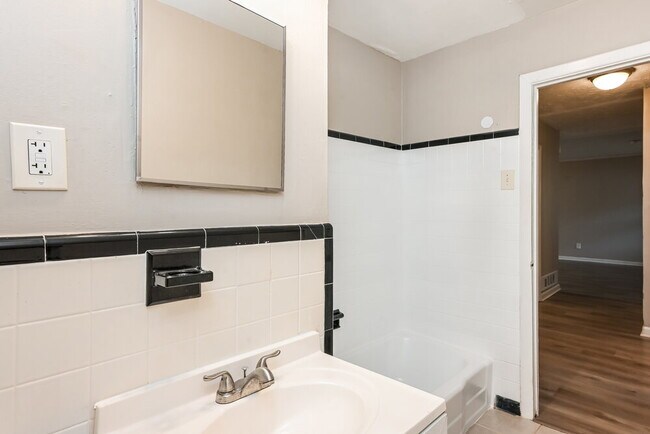 Building Photo - 3135 Robin Rd