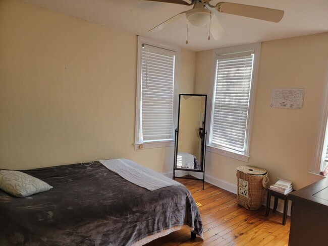 Building Photo - 2 bed / 2 bath w/Study on Wentworth St! ~ Available on May 30, 2025