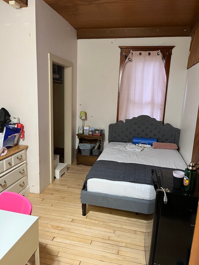 Building Photo - 1215 7th St E