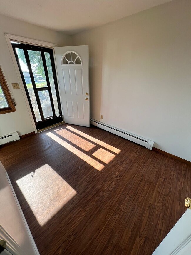 Building Photo - 123 E Ninth St