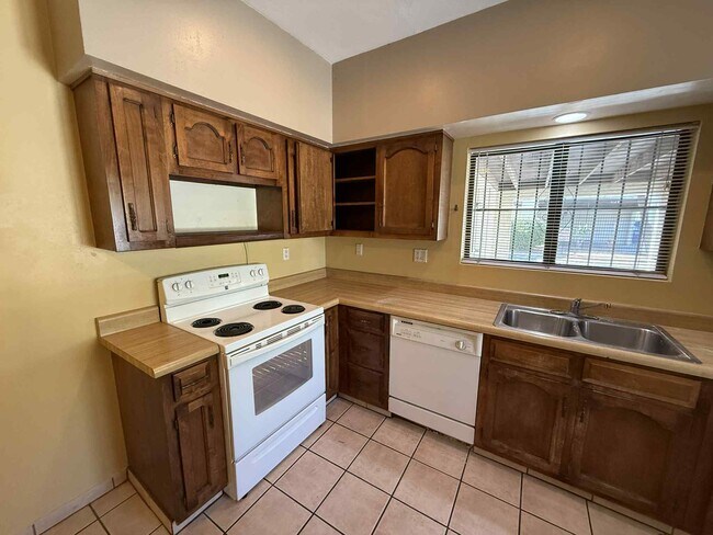 Building Photo - 4145 N Via Villas