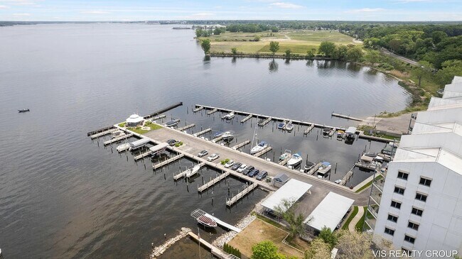 Building Photo - 2964 Lakeshore Dr