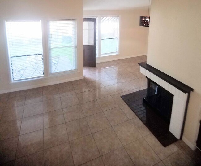 Building Photo - Beautiful 2/2 Towhhouse Feel Condo  x Rent...