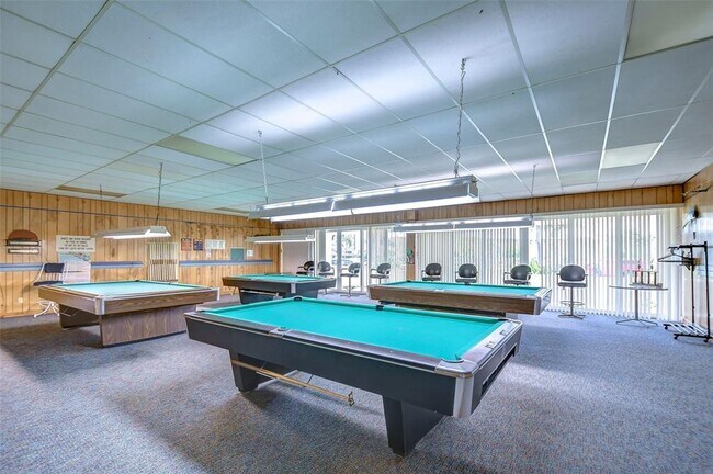 Building Photo - 7400 Sun Island Dr S