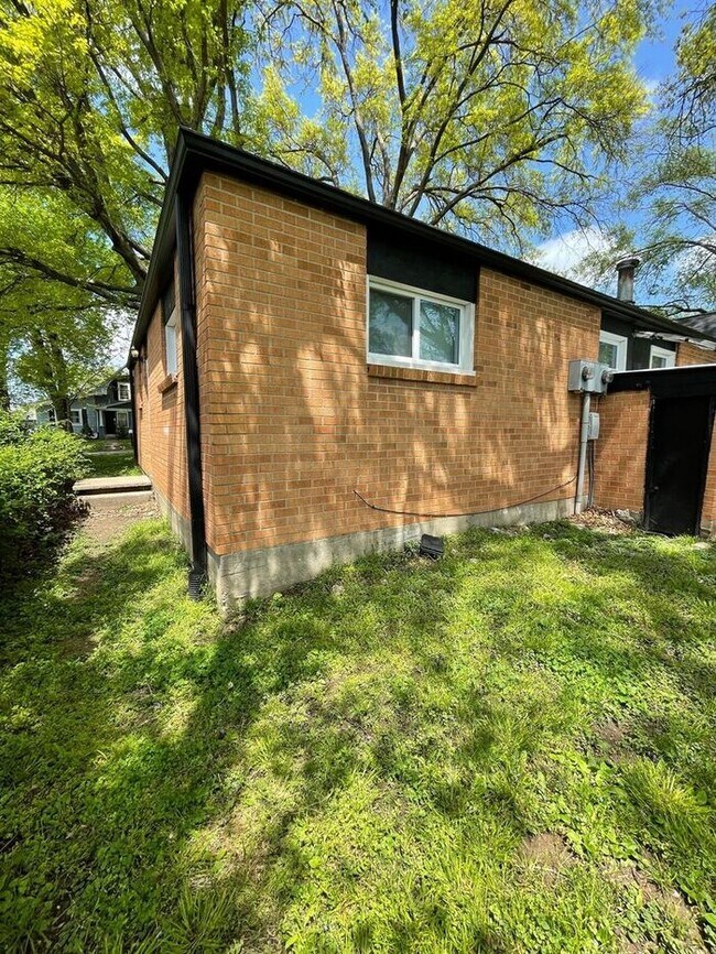 Building Photo - Adorable Updated 1 Bed with 1 Bathroom Rem...