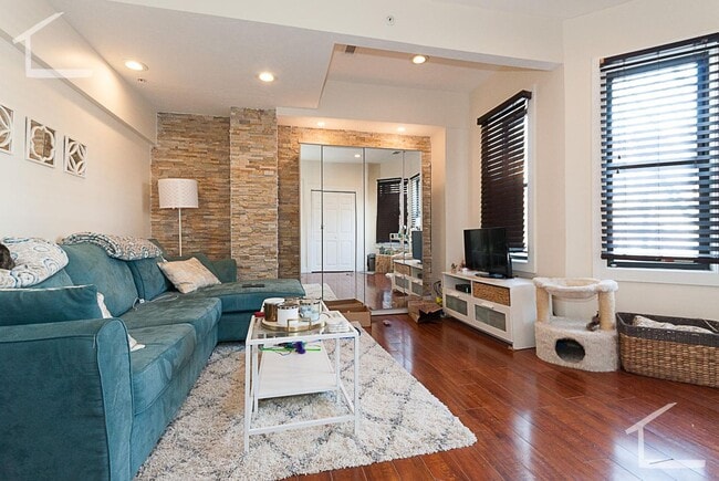 Building Photo - Beautiful & Renovated 2 bed in Brookline... Really Nice Listing!!