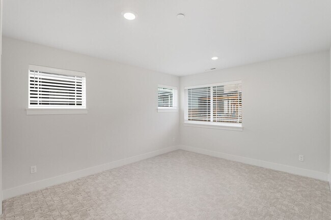 Building Photo - Elegant 4 Bedroom| 2.5 Bathroom Tigard Hom...