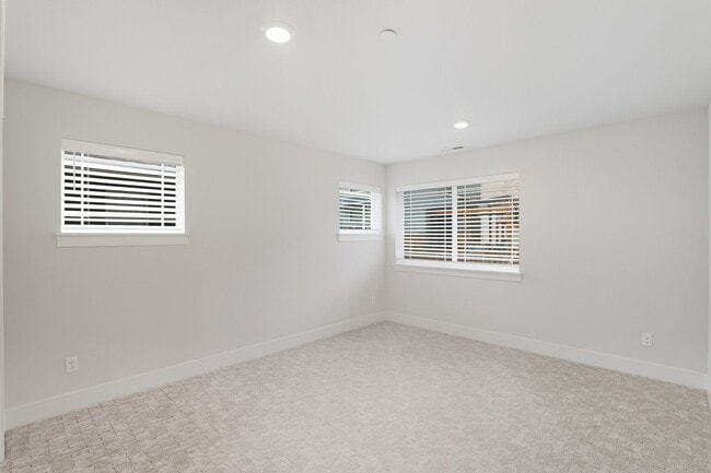 Building Photo - Elegant 4 Bedroom| 3 Bathroom Tigard Home ...