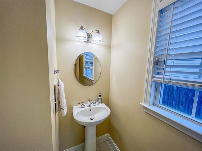 Building Photo - 20 Russell St