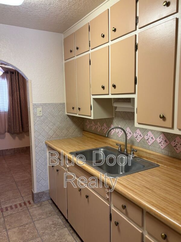Building Photo - 801 Ortiz Dr SE