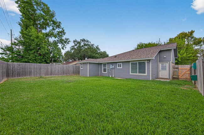 Building Photo - 10106 Shadow Pine Dr