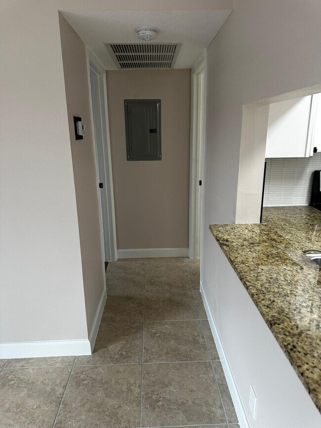 Building Photo - 7221 Golf Colony Ct