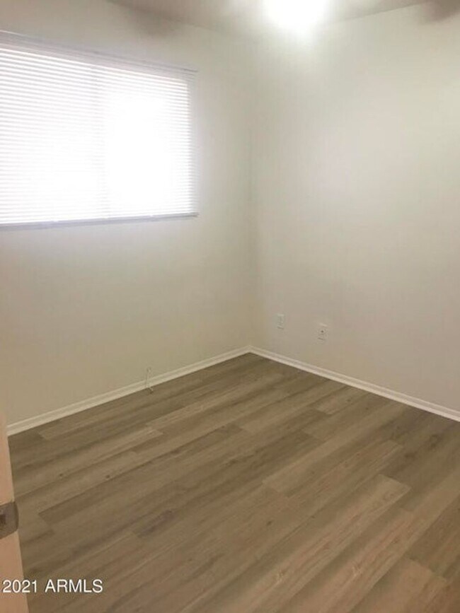 Building Photo - 4 Bed 2 Bath