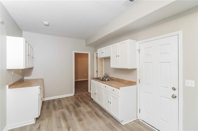 Building Photo - 5069 Hopeland Dr