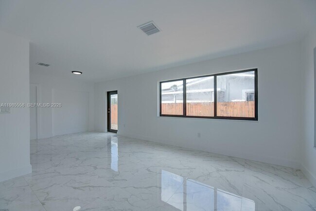 Building Photo - 650 E 65th St