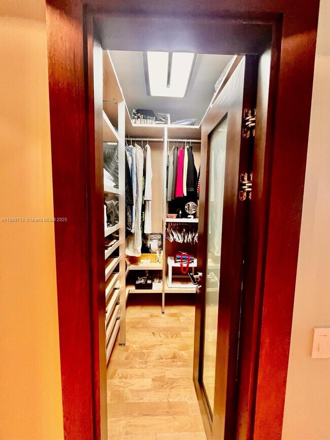 Building Photo - 808 Brickell Key Dr