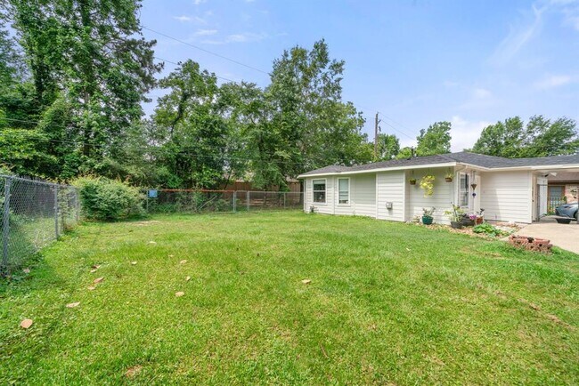 Building Photo - 801 Thornwood Dr
