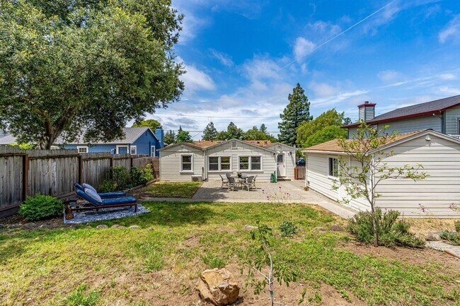 Building Photo - Alta Heights Beautifully Renovated Cottage
