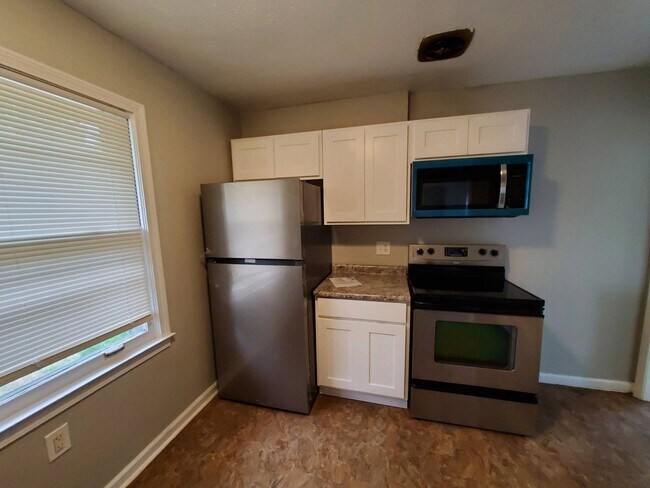 Building Photo - Charming 4-Bedroom Property in Prime Location