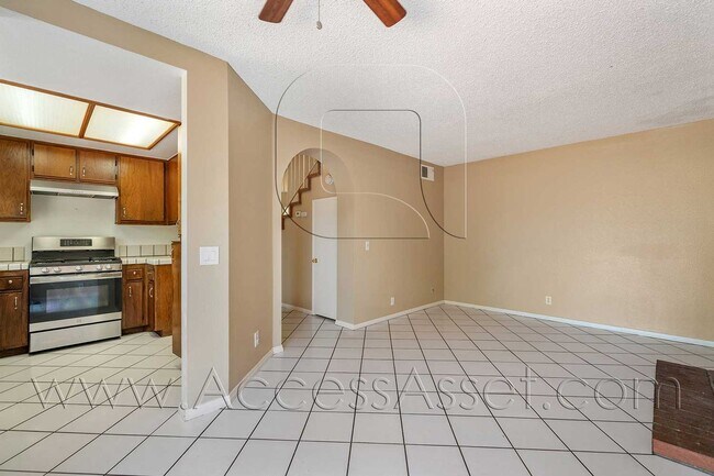 Building Photo - Charming and Bright Three-Bedroom Haven on Comotilo