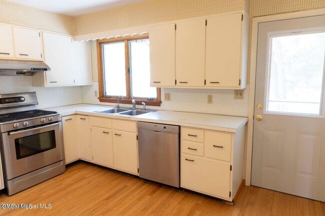 Building Photo - 17 Cedarwood Drive