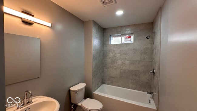 Building Photo - 1107 E Mulberry St