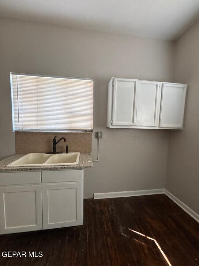 Building Photo - 1114 N El Paso St