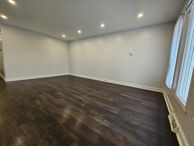 Building Photo - 9536 Elmwood Dr