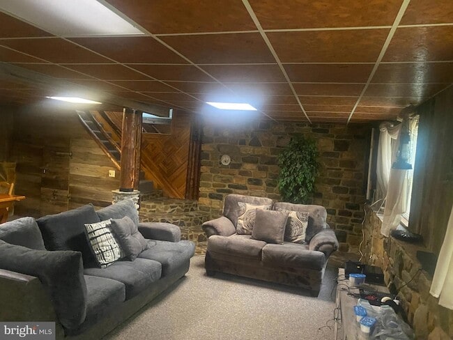 Building Photo - 6065 Poplar Rd