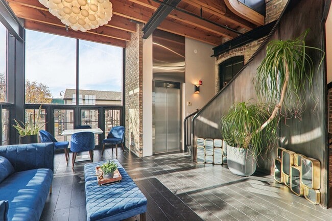 Building Photo - 107 W Main St