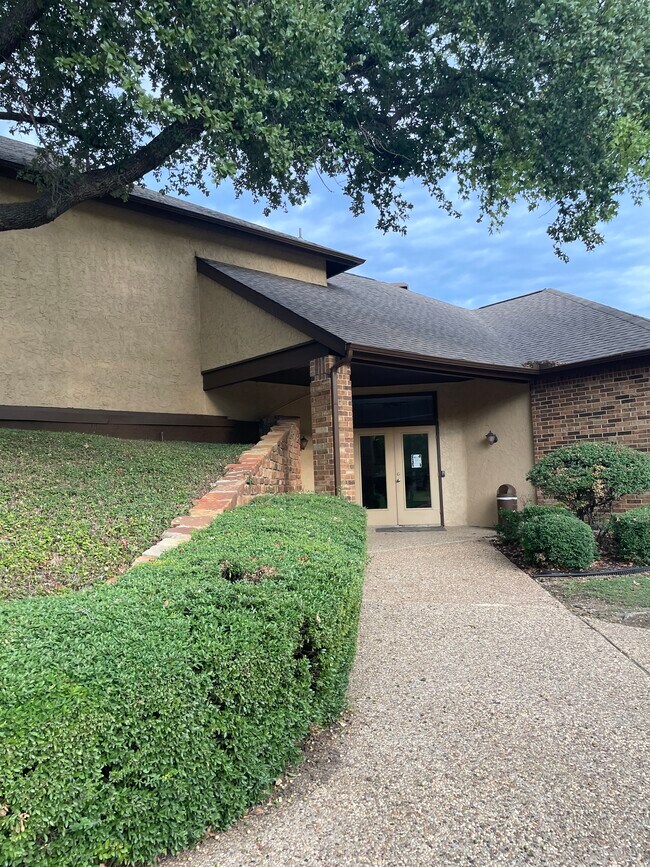 Building Photo - 1200 Harwell Dr